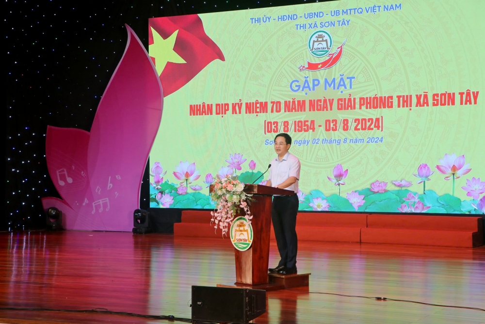 Đồng chí Trần Anh Tuấn, Bí thư Thị uỷ Sơn Tây, phát biểu tại buổi lễ