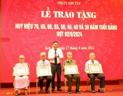 pho bi thu thanh uy ha noi nguyen van phong trao huy hieu dang tai son tay