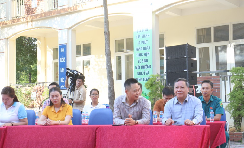 Phó Bí thư Thường thực Thành ủy Hà Nội chung tay tổng vệ sinh môi trường