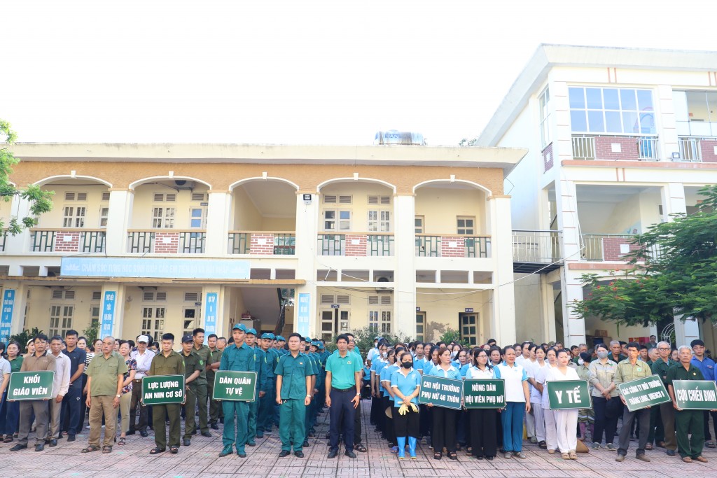 Phó Bí thư Thường thực Thành ủy Hà Nội chung tay tổng vệ sinh môi trường