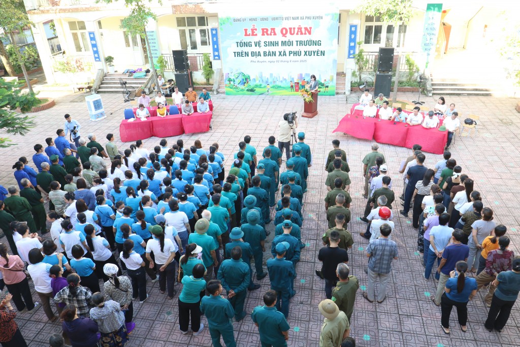 Phó Bí thư Thường thực Thành ủy Hà Nội chung tay tổng vệ sinh môi trường