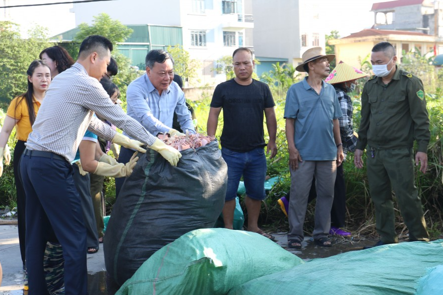 Phó Bí thư Thường thực Thành ủy Hà Nội chung tay tổng vệ sinh môi trường
