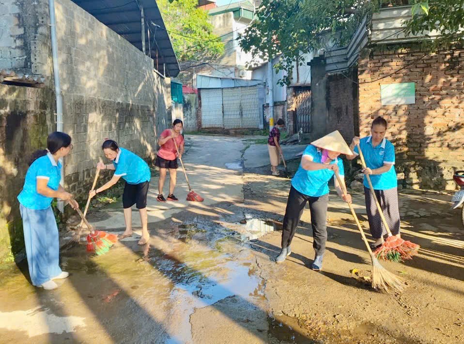 Ngay sau lễ phát động, người dân Sơn Tây cùng chung tay dọn dẹp vệ sinh, tạo cảnh quan xanh - sạch - đẹp. Ngay sau lễ phát động, người dân Sơn Tây cùng chung tay dọn dẹp vệ sinh, tạo cảnh quan xanh - sạch - đẹp.