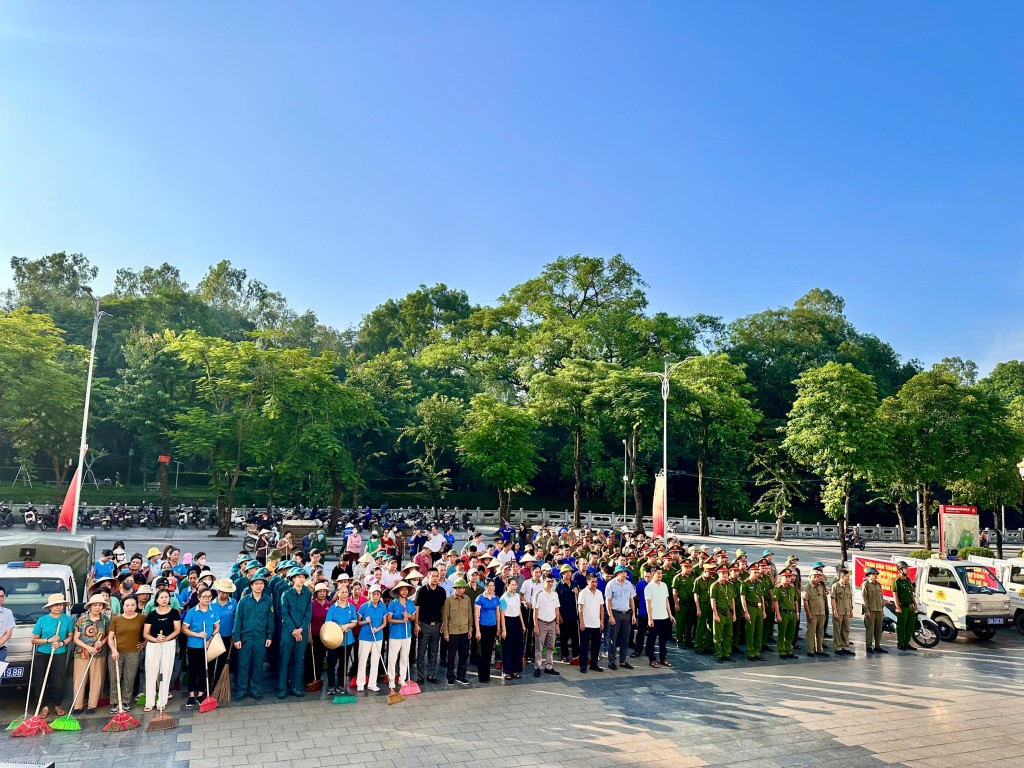 Đông đảo tầng lớp Nhân dân tham gia lễ phát động ra quân vệ sinh môi trường của phường Sơn Tây Đông đảo tầng lớp Nhân dân tham gia lễ phát động ra quân vệ sinh môi trường của phường Sơn Tây