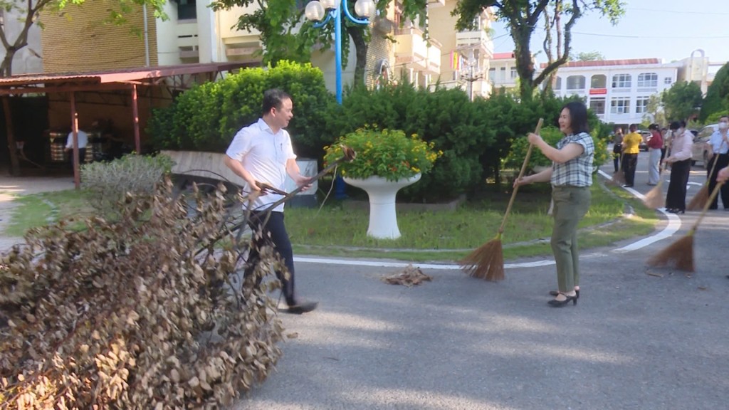 Lãnh đạo xã Thường Tín chung tay dọn dẹp nơi làm việc