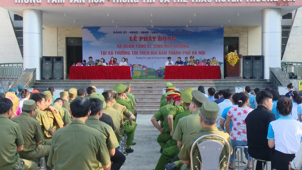 Toàn cảnh lễ phát động ra quân tổng vệ sinh môi trường của xã Thường Tín diễn ra sáng 2/8