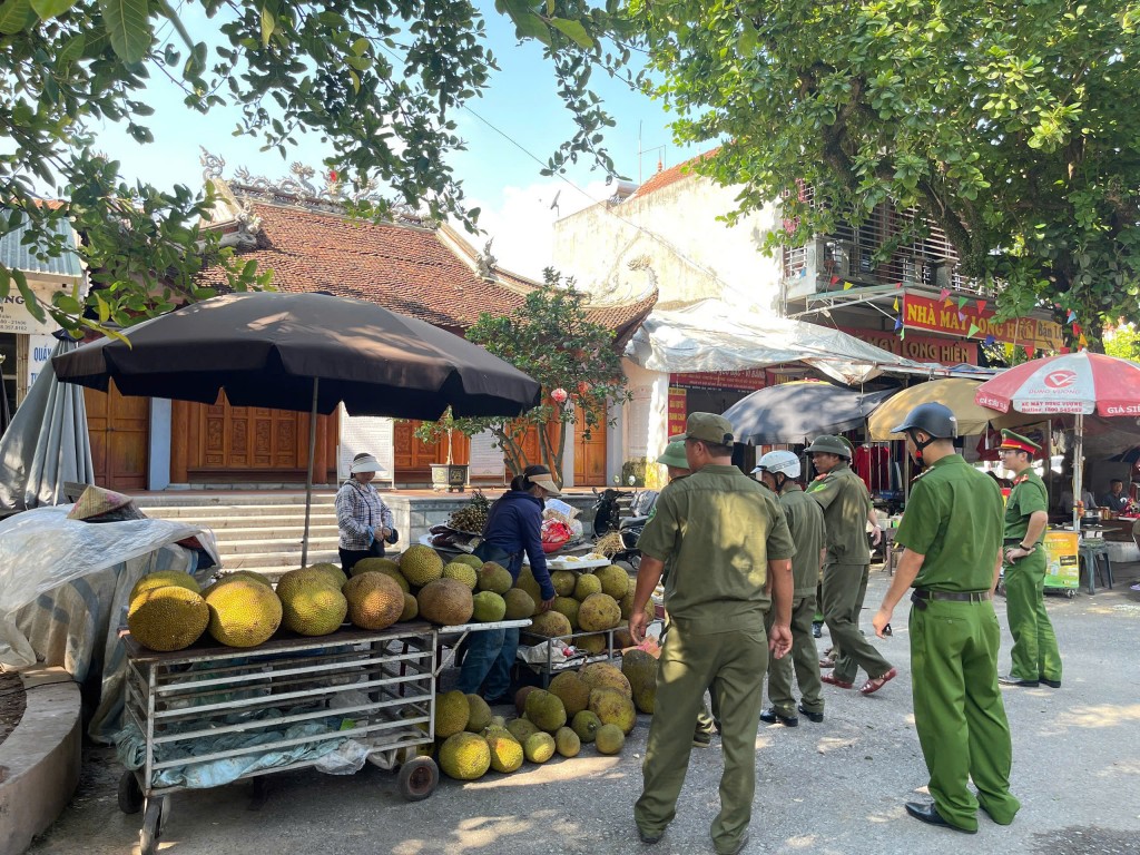 Bên cạnh dọn dẹp vệ sinh môi trường, phường Sơn Tây cũng ra quân đảm bảo trật tự đô thị Bên cạnh dọn dẹp vệ sinh môi trường, phường Sơn Tây cũng ra quân đảm bảo trật tự đô thị