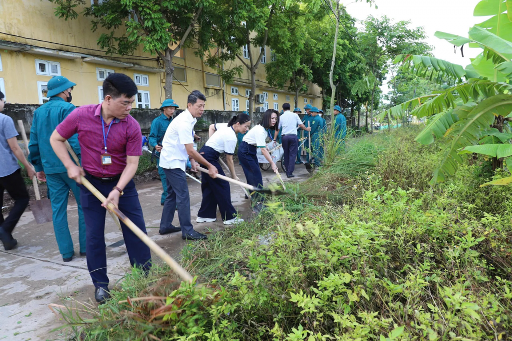 Chủ tịch UBND xã Hồng Vân Lê Tuấn Dũng tham gia dọn dẹp vệ sinh môi trường trên địa bàn