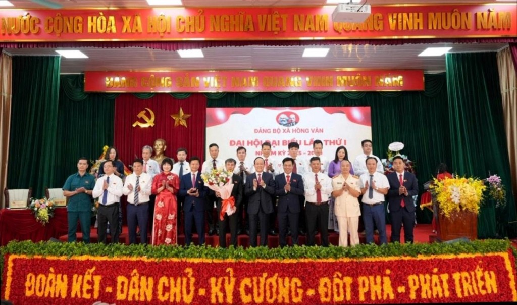 Phó Bí thư Thành ủy, Chủ tịch HĐND thành phố Nguyễn Ngọc Tuấn chúc mừng Ban Chấp hành Đảng bộ xã Hồng Vân nhiệm kỳ 2025-2030