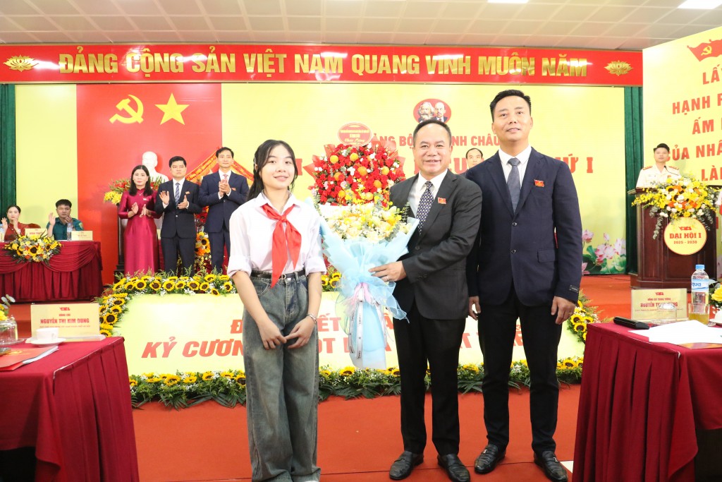 Đại hội tặng hoa tới đồng chí