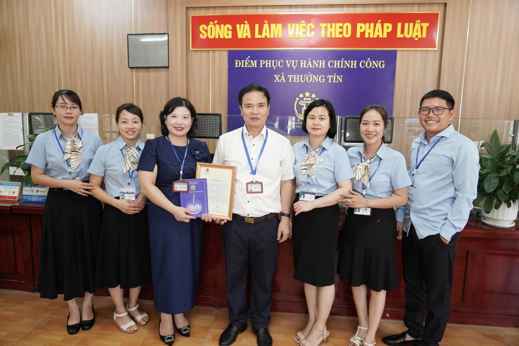 Tập thể cán bộ và lãnh đạo điểm phục vụ hành chính công xã Thường Tín