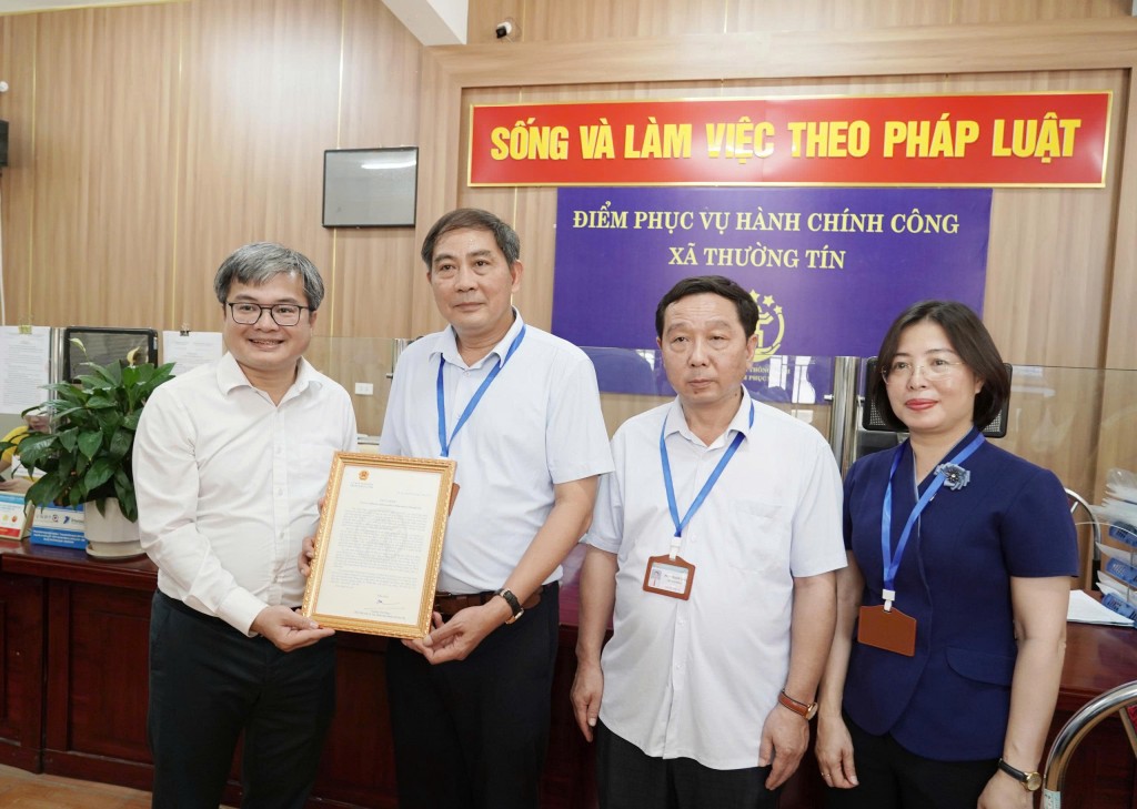 Phó Chủ tịch UBND TP Hà Nội Trương Việt Dũng trao thư khen cho Bí thư Đảng ủy xã Thường Tín Nguyễn Xuân Minh