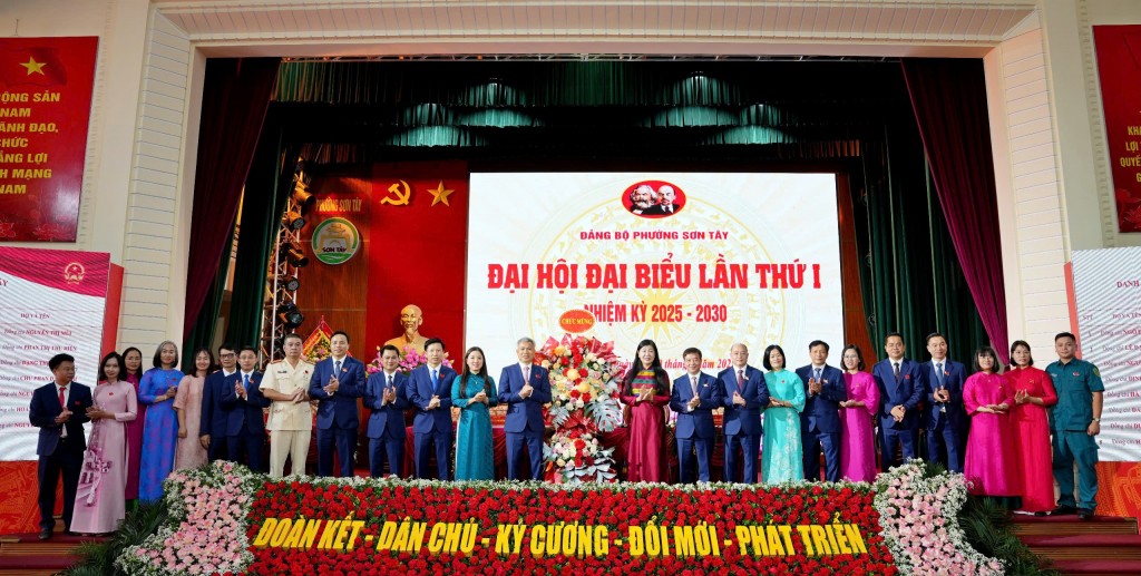 Đồng chí Nguyễn Lan Hương chúc mừng các đồng chí được chỉ định tham gia BCH Đảng bộ phường Sơn Tây nhiệm kỳ 2025-2030. Đồng chí Nguyễn Lan Hương chúc mừng các đồng chí được chỉ định tham gia BCH Đảng bộ phường Sơn Tây nhiệm kỳ 2025-2030.