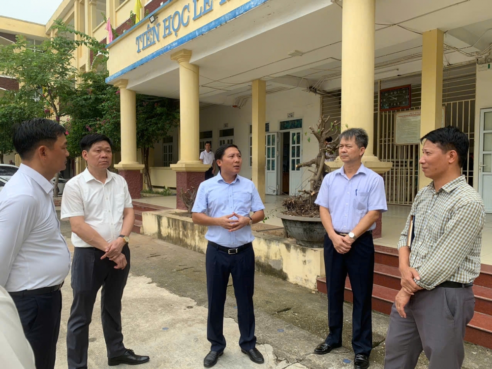 Đồng chí Nguyễn Thanh Liêm, Thành ủy viên, Bí thư xã Quang Minh kiểm tra công tác chuẩn bị bữa ăn bán trú