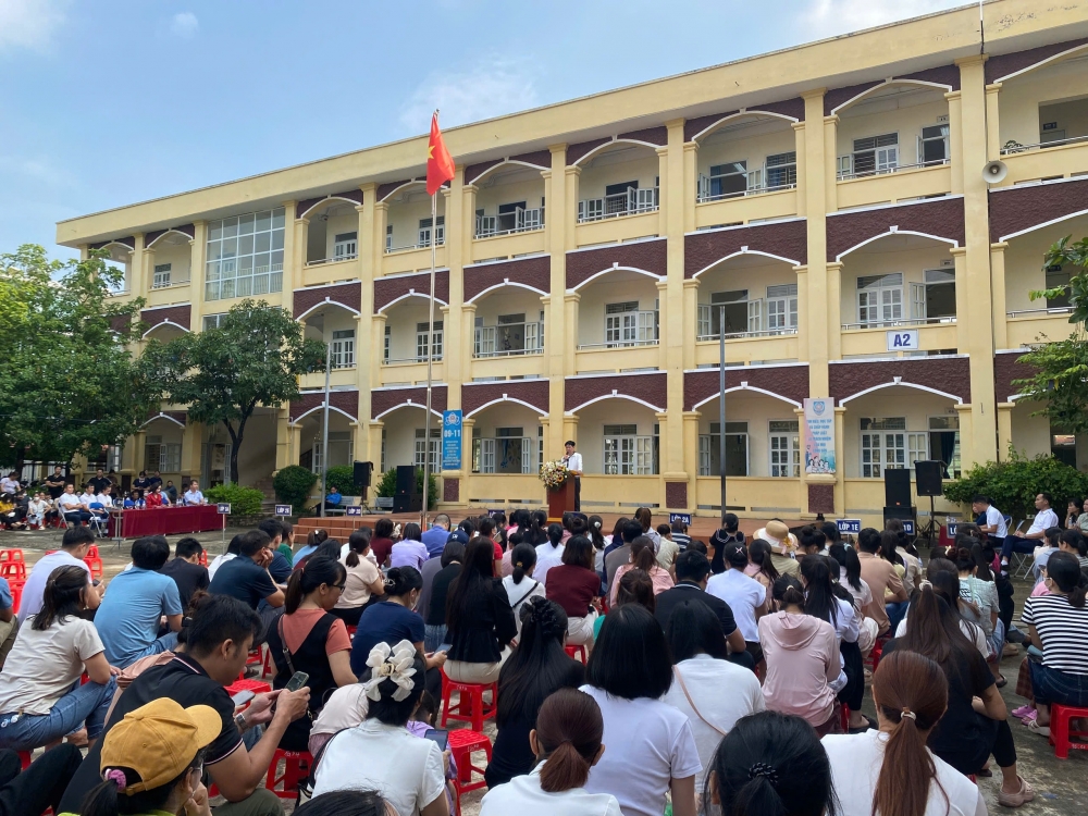 Phó Chủ tịch UBND xã Quang Miinh Phạm Anh Tuấn trao đổi với phụ huynh trường Tiểu học Chi Đông về chính sách hỗ trợ ăn bán trú cho học sinh của thành phố Hà Nội