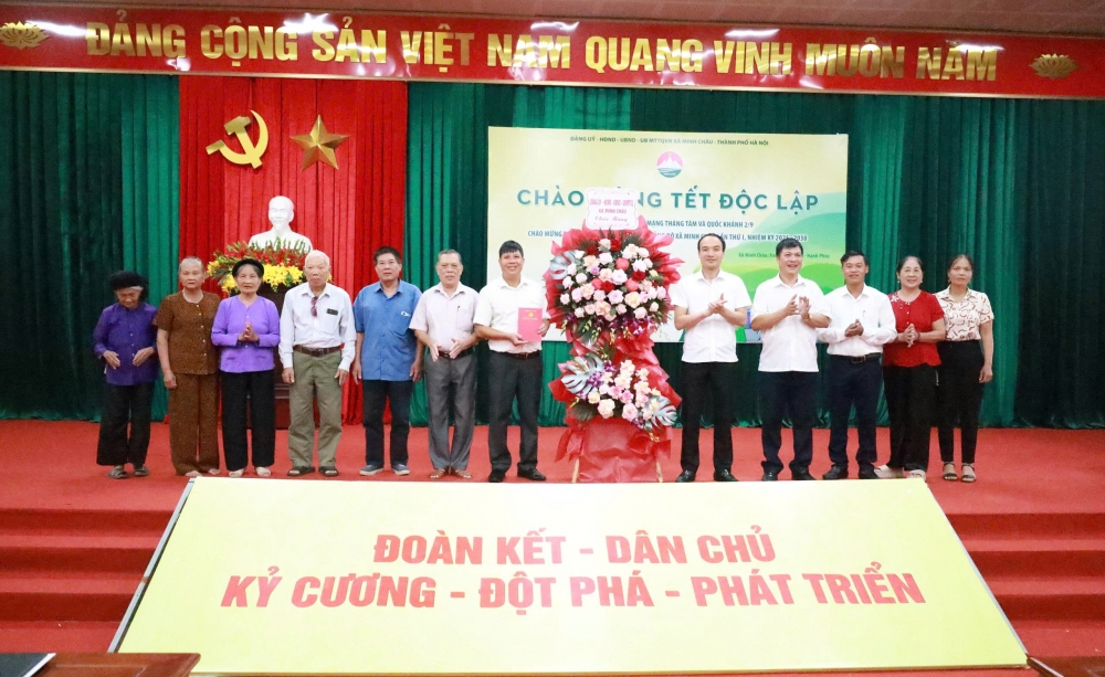 Lãnh đạo xã Minh Châu tặng hoa, quà chúc mừng 