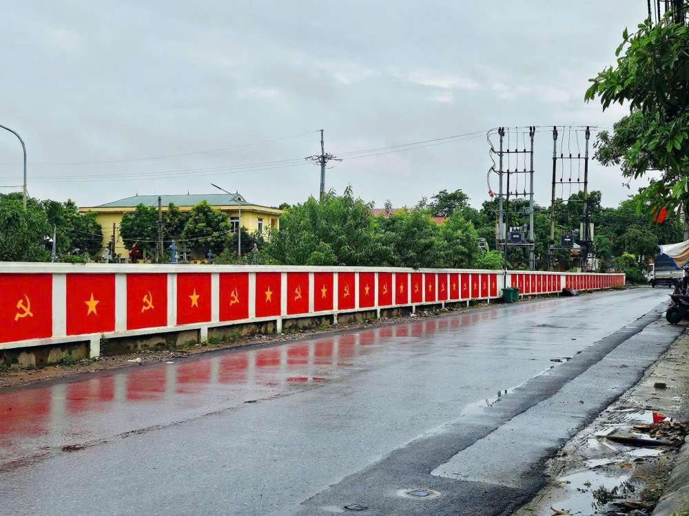 Hồng Vân rạng rỡ với màu đỏ của tình yêu nước