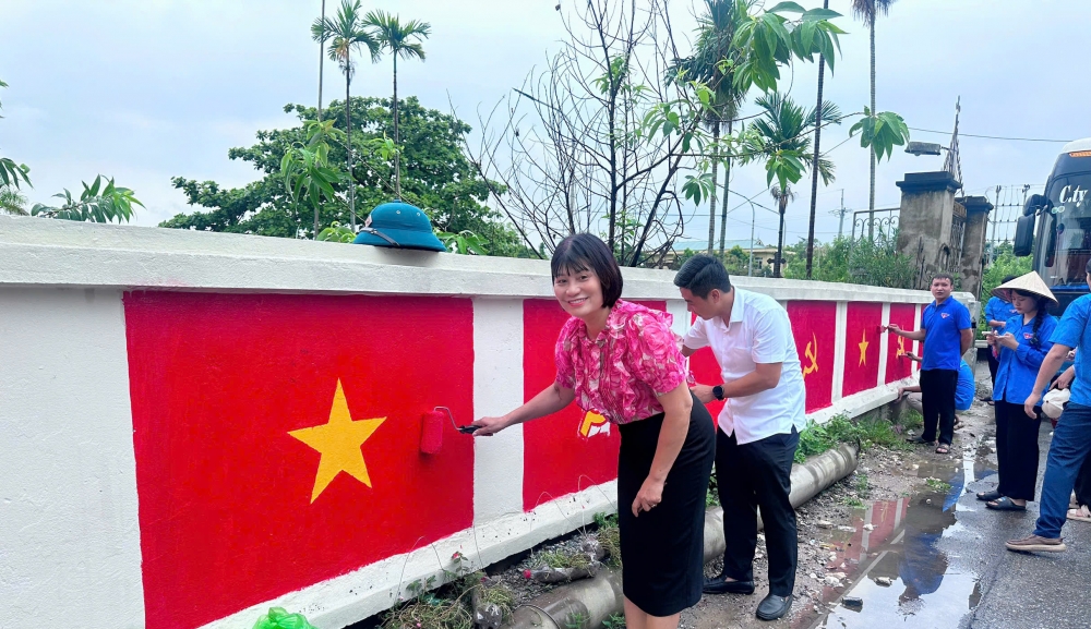 Tô thắm quê hương Hồng Vân bằng màu đỏ quốc kỳ