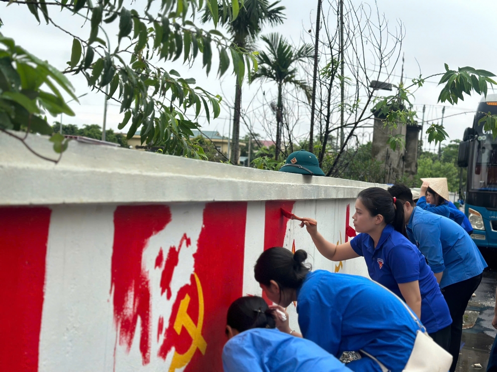 Tô thắm quê hương Hồng Vân bằng màu đỏ quốc kỳ