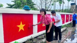 Tô thắm quê hương Hồng Vân bằng màu đỏ quốc kỳ