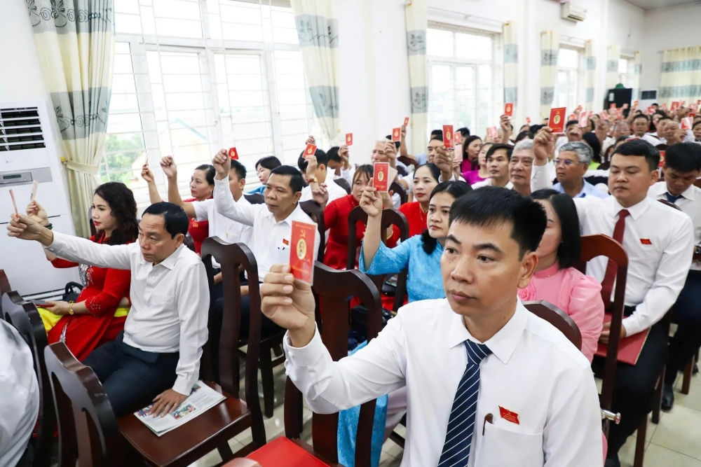 Các đại biểu biểu quyết thông qua Nghị quyết của đại hội