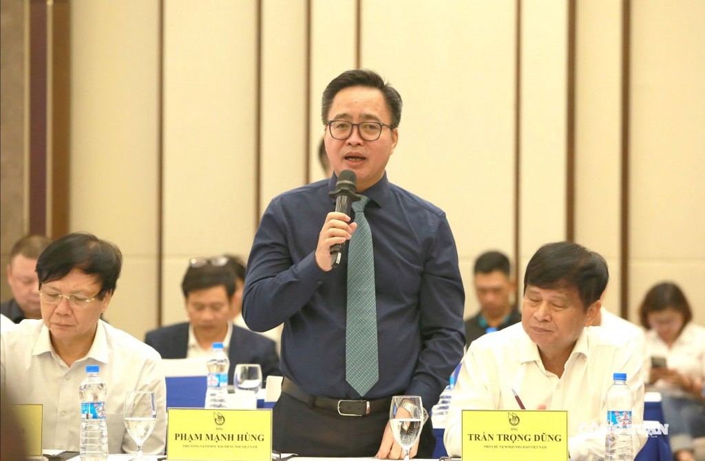 Ông Phạm Mạnh Hùng, Phó Tổng giám đốc Đài tiếng nói Việt Nam (VOV) tham luận tại Diễn đàn.