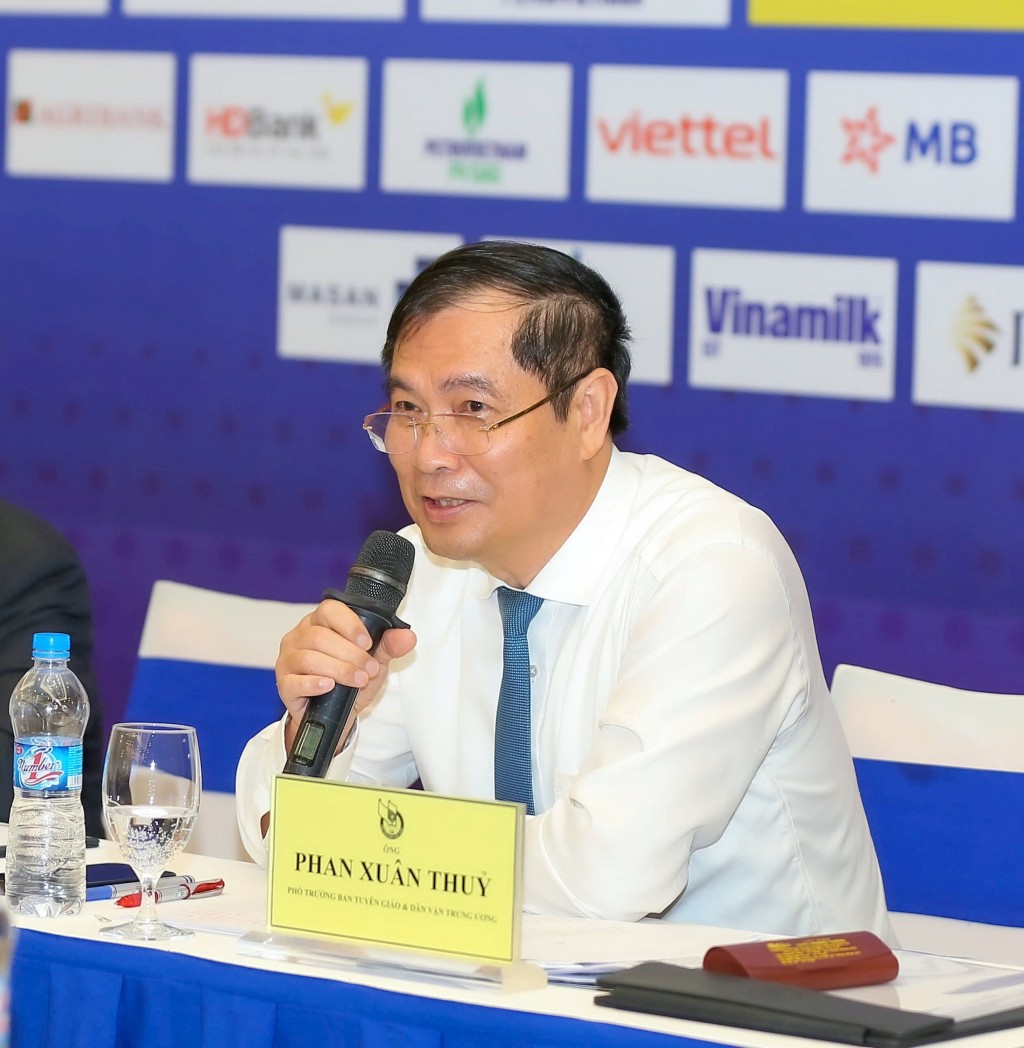 Ông Phan Xuân Thuỷ, Phó Trưởng ban Tuyên giáo và Dân vận Trung ương cùng điều hành Diễn đàn.