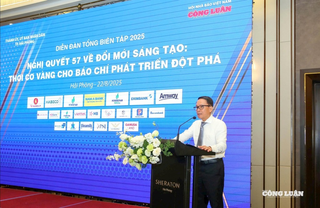 Phó Chủ tịch Thường trực Hội Nhà báo Việt Nam Nguyễn Đức Lợi phát biểu khai mạc Diễn đàn Tổng Biên tập 2025.