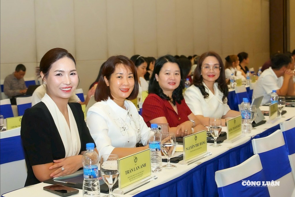 Các nữ nhà báo rạng ngời tại Diễn đàn Tổng Biên tập 2025.