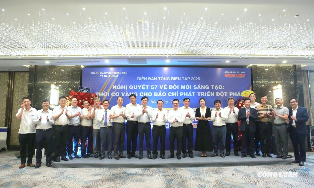 Sau hơn 3 giờ thảo luận, Diễn đàn Tổng Biên tập 2025 đã khép lại thành công, rực rỡ, thông qua đó, lãnh đạo các cơ quan báo chí Trung ương và địa phương cùng nêu quan điểm, đưa ra hướng chung để lãnh đạo đơn vị, định hướng phát triển các tờ báo trong thời kỳ hội nhập, công nghệ.