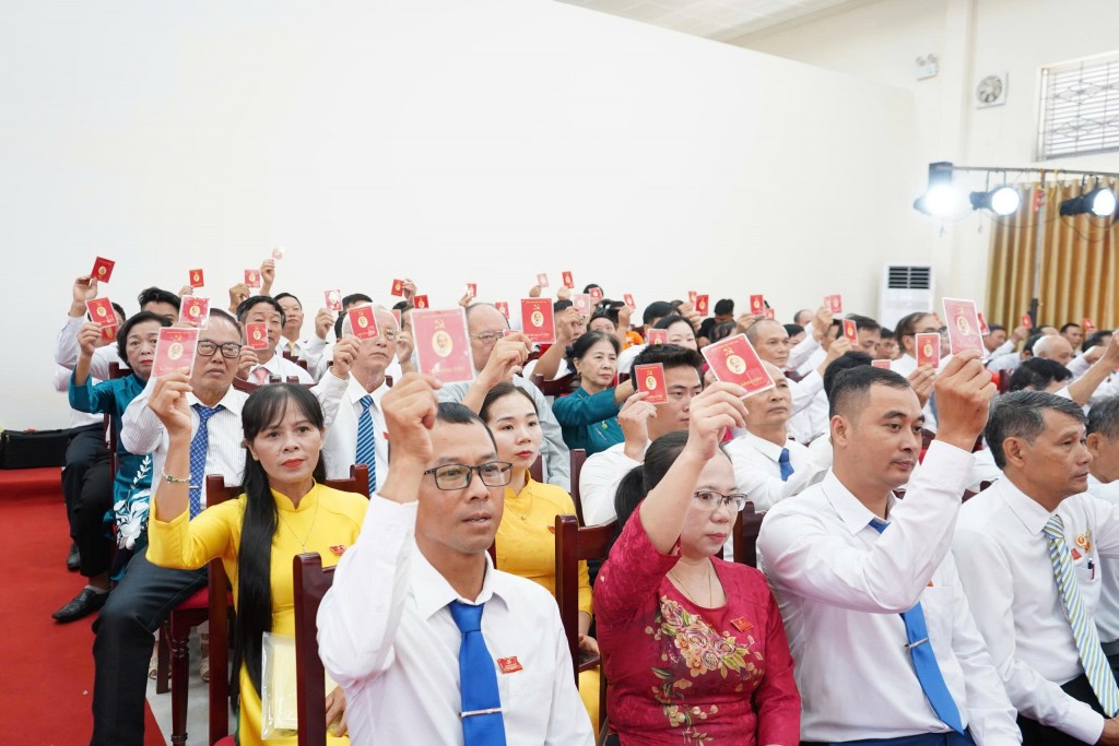 ác đại biểu biểu quyết thống nhất bằng thẻ Đảng tại Đại hội ác đại biểu biểu quyết thống nhất bằng thẻ Đảng tại Đại hội