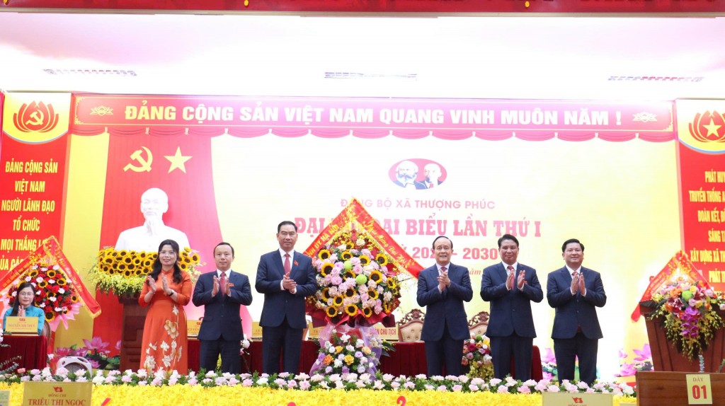 Phó Bí thư Thành ủy, Chủ tịch HĐND TP Hà Nội Nguyễn Ngọc Tuấn chúc mừng Đại hội.