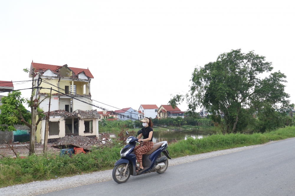 Một công trình đang được tháo dỡ nhìn từ đê sông Hồng