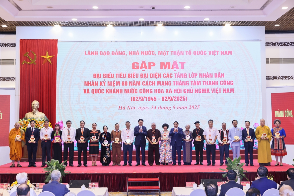 ‏Lãnh đạo Đảng, Nhà nước trao tặng biểu trưng kỷ niệm và quà cho doanh nhân Đỗ Quang Hiển (thứ 3 từ bên phải qua) cùng các đại biểu vì đã có những thành tích xuất sắc trong công tác an sinh xã hội, hỗ trợ cộng đồng.