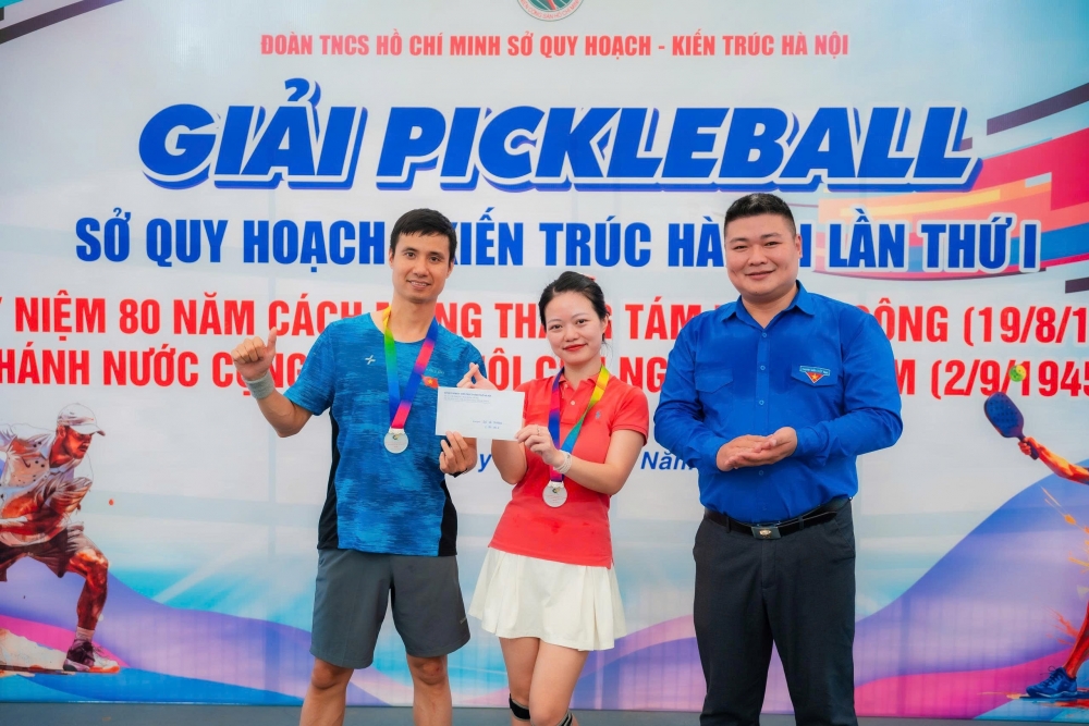 giải nhì cho đôi nam nữ Tô Minh Dũng – Nguyễn Hồng Anh