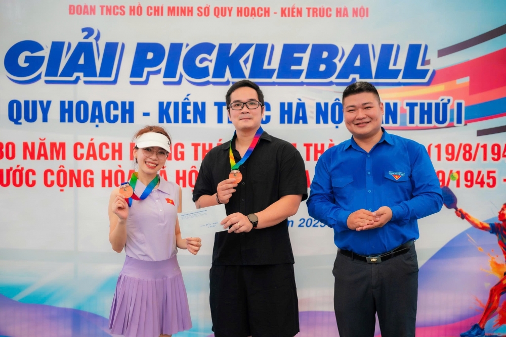 Trao giải ba cho đôi nam nữ Trần Kiên – Vũ Thị Nhung Anh