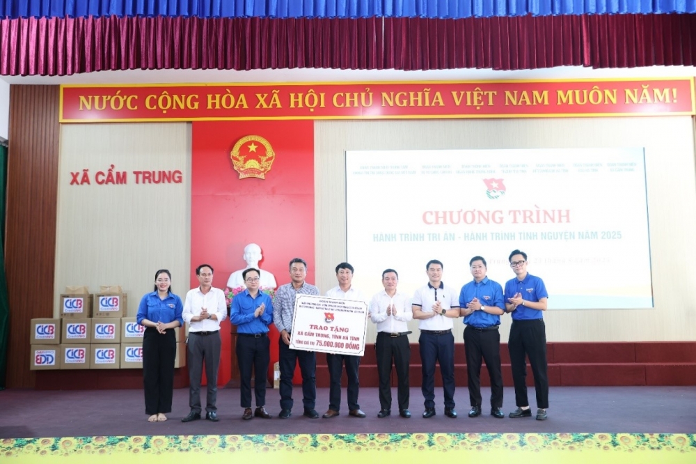 Đoàn trao tặng các phần quà cho xã Cẩm Trung, tỉnh Hà Tỉnh với tổng trị giá 75 triệu đồng