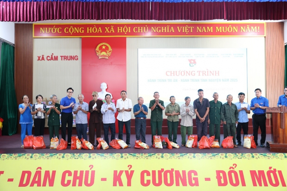 Đoàn trao tặng 15 suất quà tới các thương, bệnh binh và gia đình chính sách tại xã Cẩm Trung