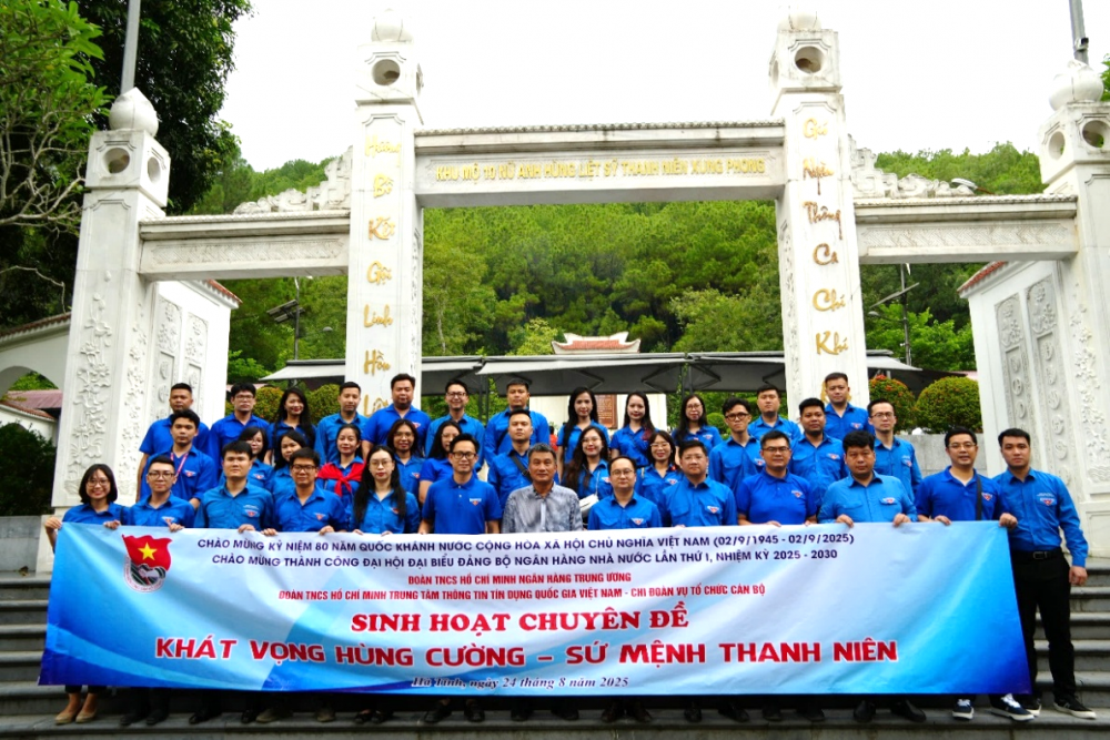 Đoàn đến dâng hương và sinh hoạt chuyên đề tại Khu di tích Ngã Ba Đồng Lộc