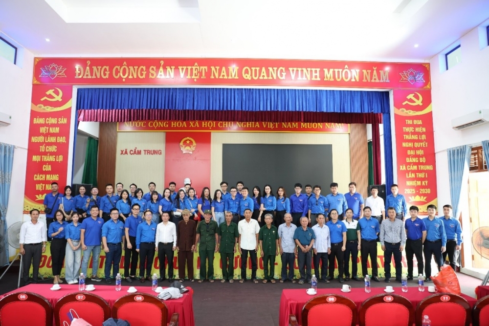 Đoàn Thanh niên CIC, Đoàn Thanh niên NHTW, Chi đoàn Vụ Tổ chức cán bộ tại xã Cẩm Trung, tỉnh Hà Tĩnh