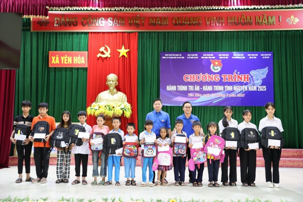 Đoàn trao tặng 15 suất học bổng cho các em học sinh có hoàn cảnh khó khăn tại xã Yên Hoà