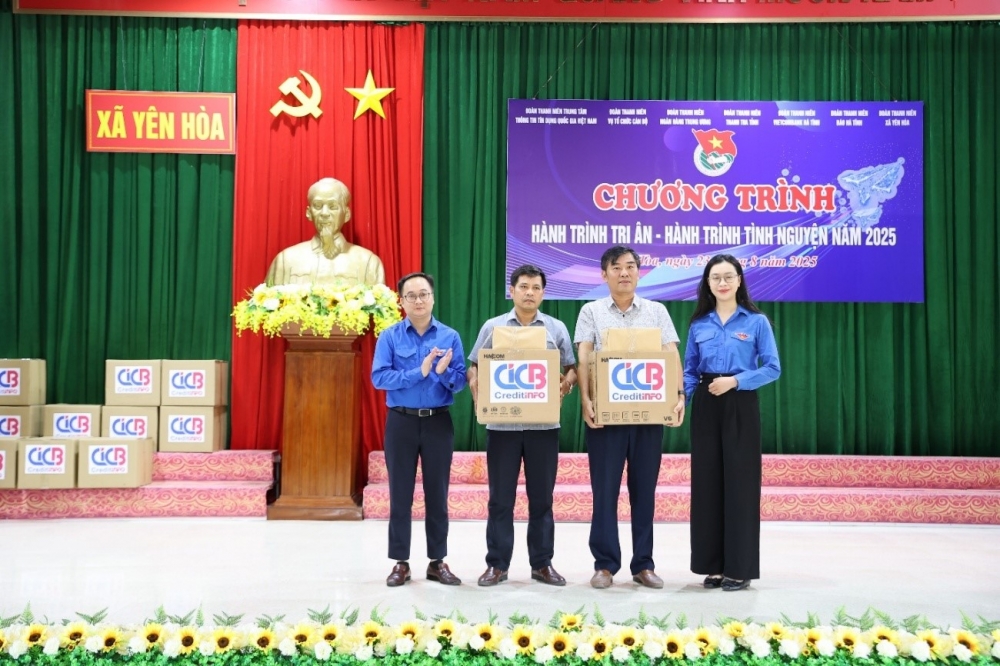 Đoàn trao tặng 10 bộ máy tính cho trường THCS Cẩm Dương và trường THCS Yên Hòa