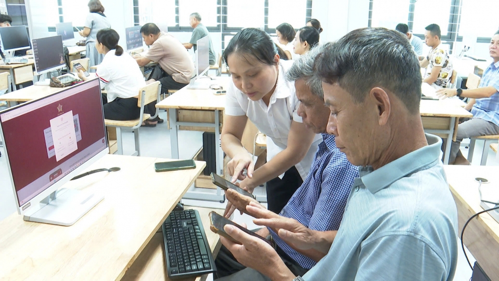 Tổ công tác hướng dẫn người dân sử dụng các ứng dụng để giải quyết thủ tục hành chính tại xã Phú Xuyên