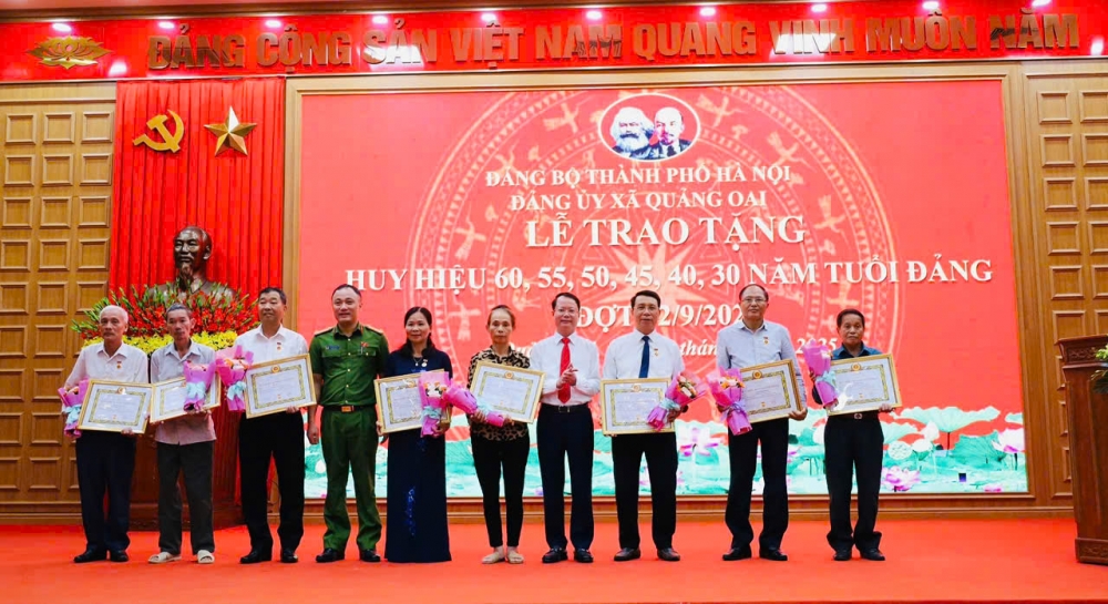 Xã Quảng Oai tổ chức kễ trao tặng Huy hiệu Đảng đợt 2/9