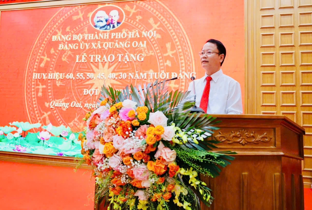 Xã Quảng Oai tổ chức kễ trao tặng Huy hiệu Đảng đợt 2/9