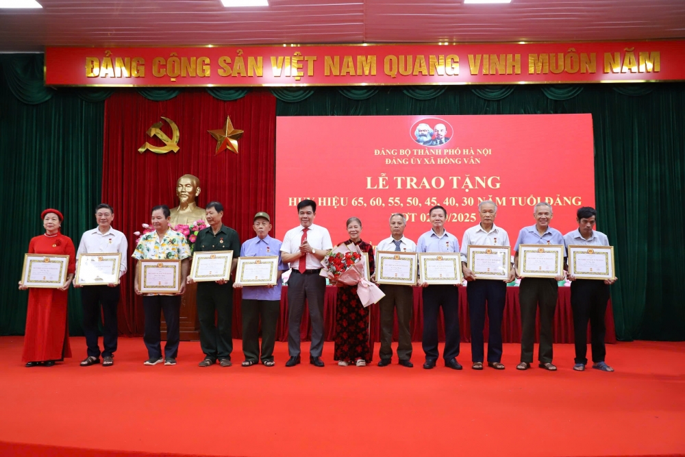 45 đảng viên xã Hồng Vân được trao tặng Huy hiệu Đảng đợt 2/9 45 đảng viên xã Hồng Vân được trao tặng Huy hiệu Đảng đợt 2/9