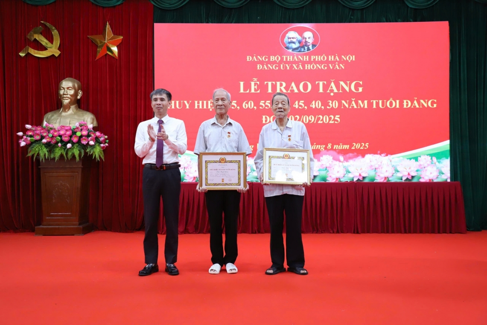 45 đảng viên xã Hồng Vân được trao tặng Huy hiệu Đảng đợt 2/9 45 đảng viên xã Hồng Vân được trao tặng Huy hiệu Đảng đợt 2/9