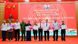 Xã Quảng Oai tổ chức kễ trao tặng Huy hiệu Đảng đợt 2/9