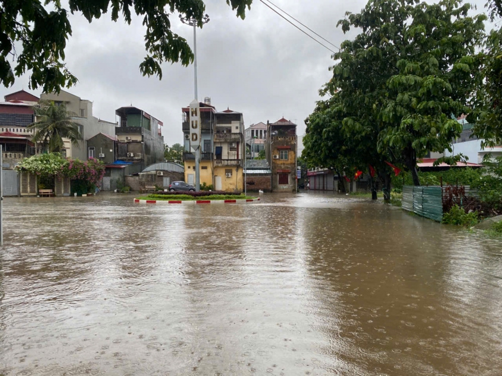 Nhiều tuyến phố tại Sơn Tây bị ngập sâu Nhiều tuyến phố tại Sơn Tây bị ngập sâu