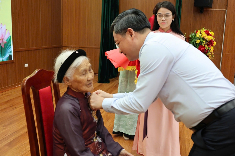 Trưởng ban Tổ chức Thành ủy Hà Nội trao Huy hiệu Đảng tại xã Tiến Thắng